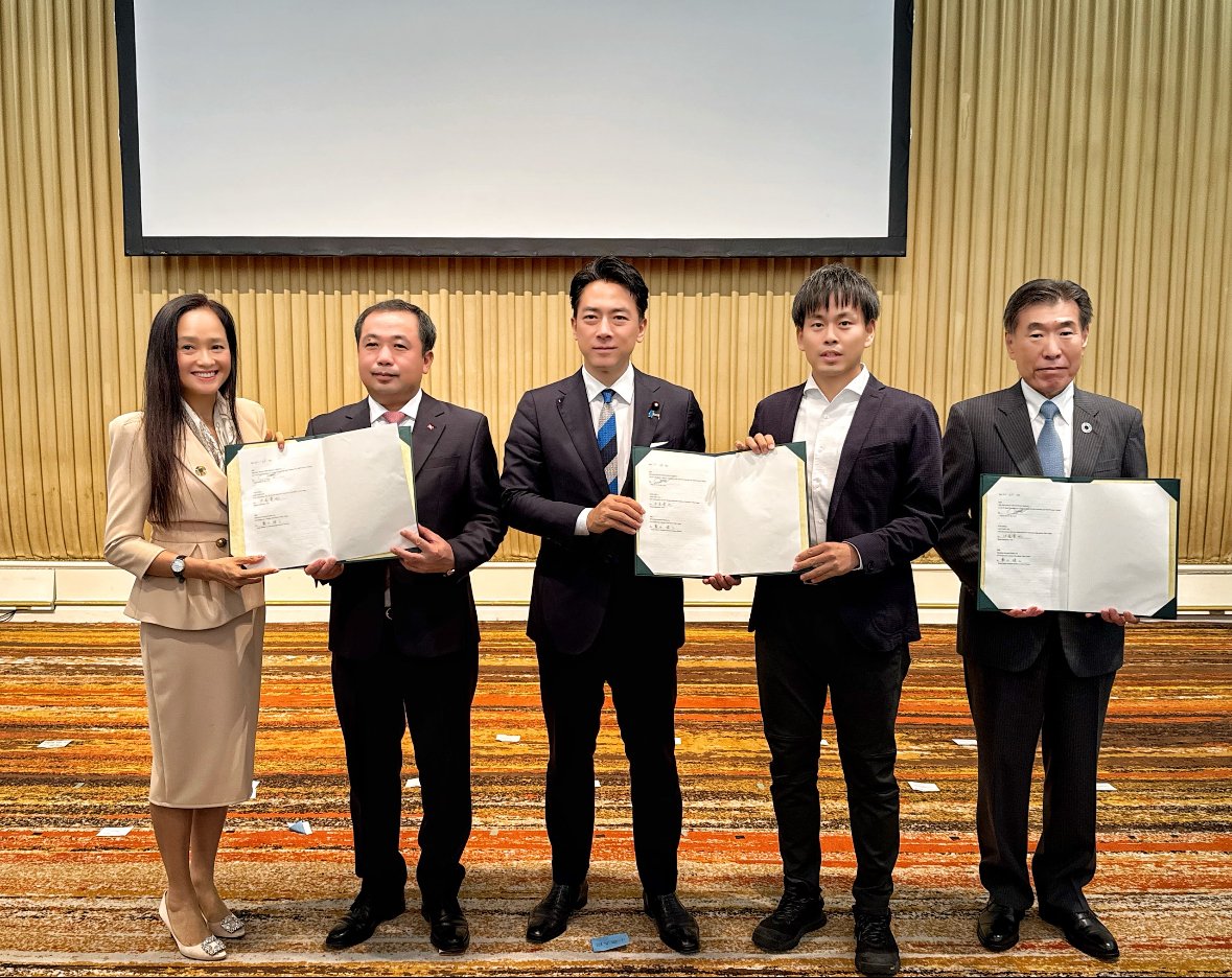 Ông Trần Đức Thắng, Quyền Bộ trưởng Nông nghiệp và Môi trường (thứ hai, từ trái sang phải) và ông Koizumi Shinjiro, Bộ trưởng Nông Lâm Ngư nghiệp Nhật Bản (thứ ba, từ trái sang phải) chứng kiến biên bản thỏa luận giữa Tập đoàn PAN, Công ty AGRI SMILE và Viện Nghiên cứu Mitsubishi. Ảnh: PAN Group.