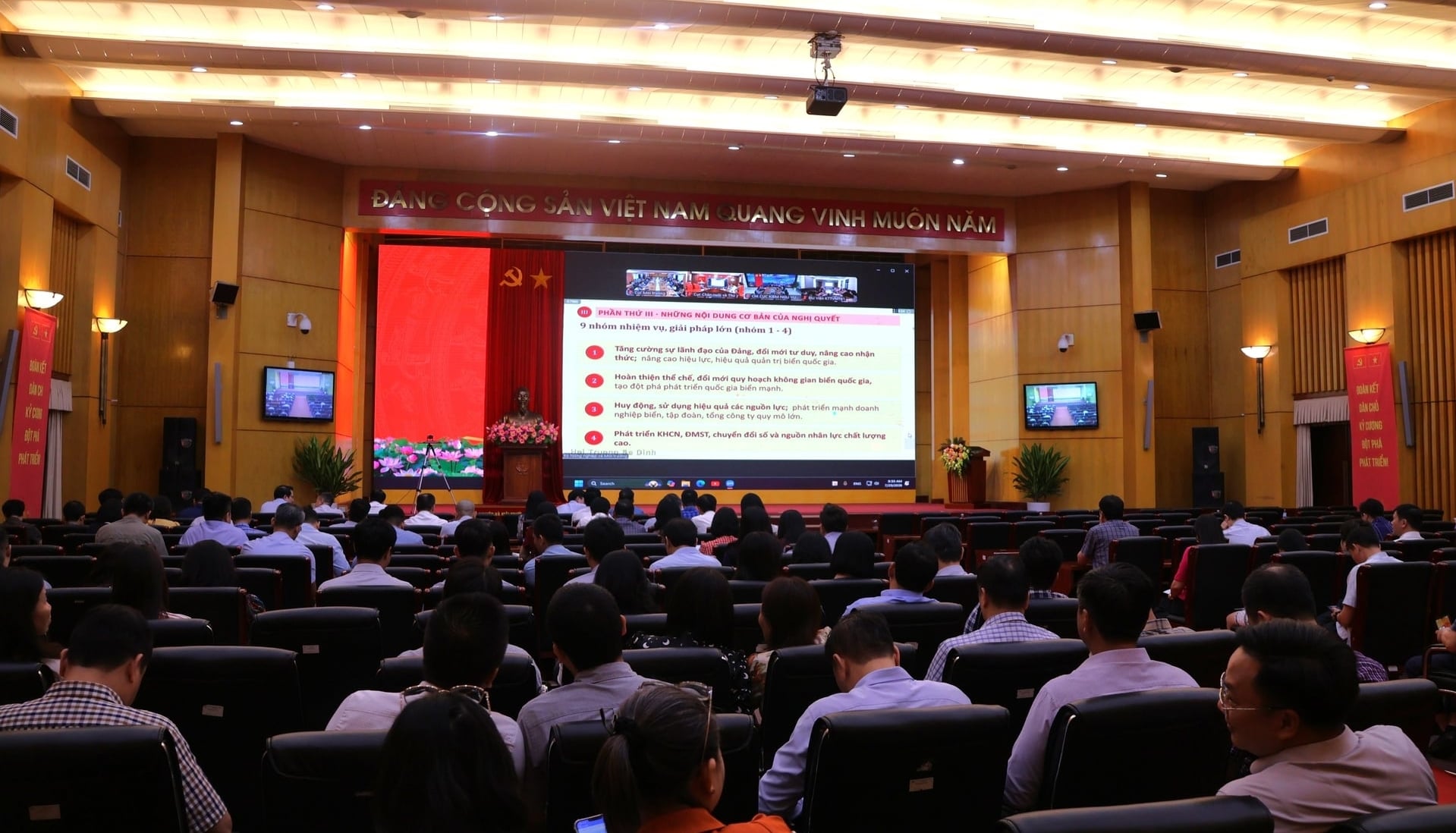 Đảng ủy Bộ Nông nghiệp và Môi trường tham dự Hội nghị trực tuyến tại điểm cầu chính tại trụ sở Bộ. Ngoài ra, Hội nghị còn được kết nối trực tuyến tới 385 điểm cầu với gần 9.500 đảng viên tham dự. Ảnh: Nguyễn Thủy.