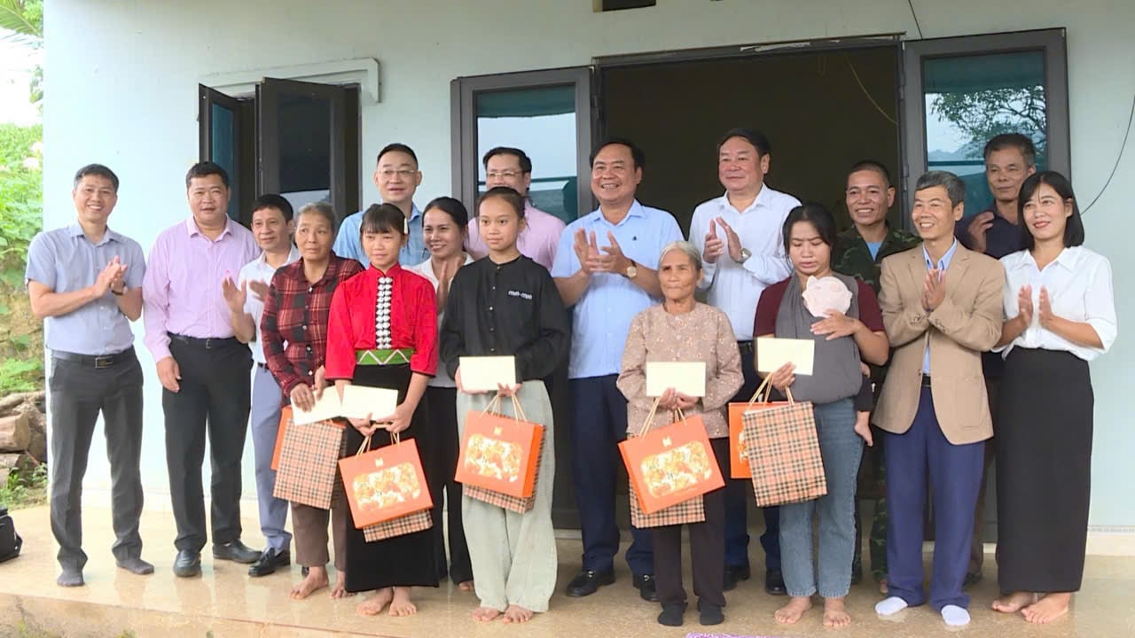 Thứ trưởng Võ Văn Hưng cùng đoàn công tác thăm, tặng quà 5 hộ gia đình có hoàn cảnh khó khăn trên địa bàn phường Mộc Châu. Ảnh: Nguyễn Nga.