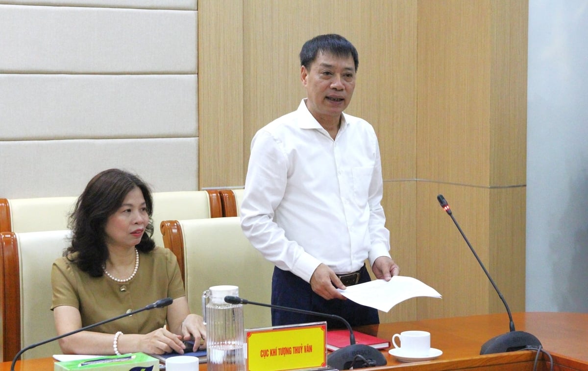 Phó Cục trưởng điều hành Cục Khí tượng Thủy văn Hoàng Đức Cường thông tin tại buổi làm việc. Ảnh: Tiến Đức. 