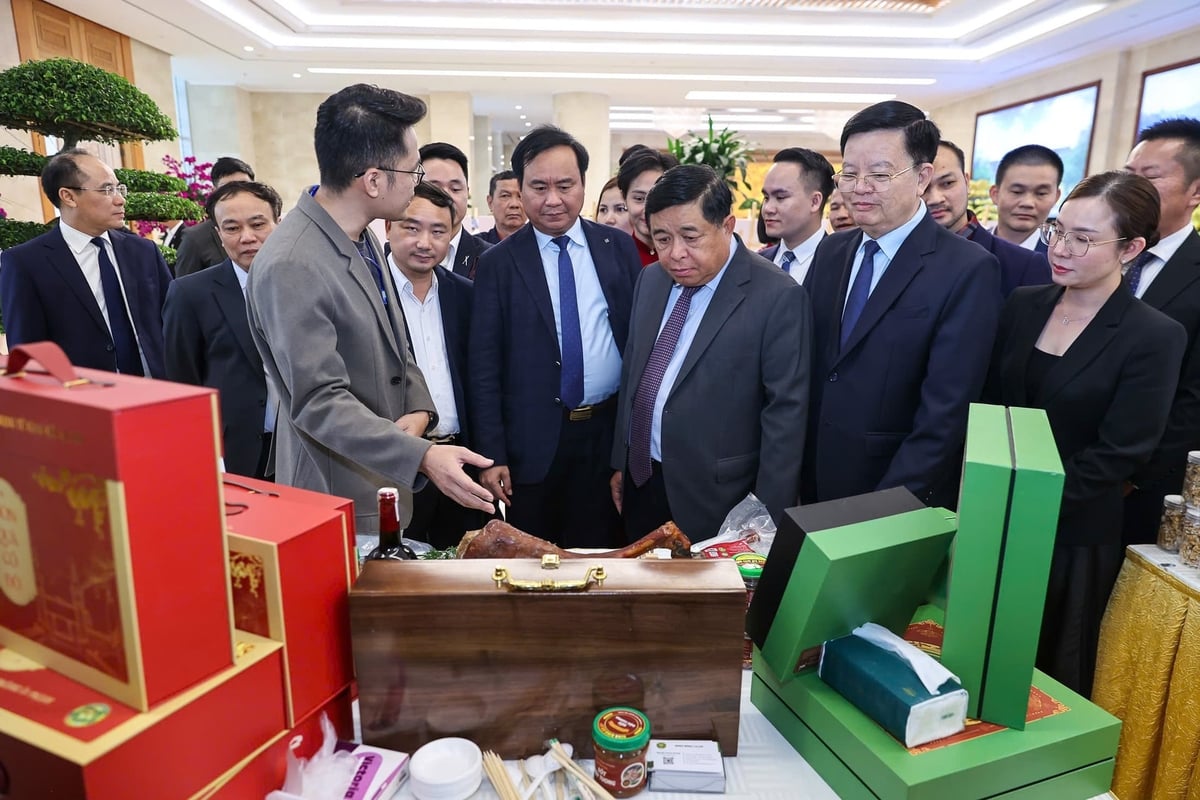 Lãnh đạo các Bộ, ngành tham gian quan hàng giới thiệu sản phẩm OCOP.