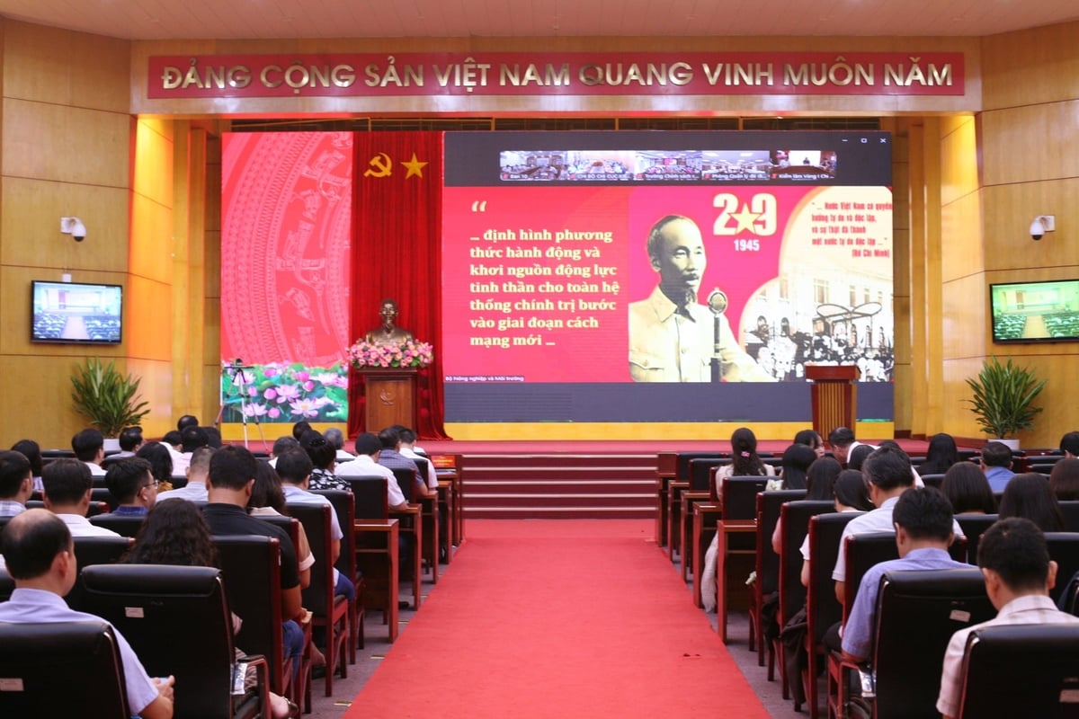 Tham dự tại điểm cầu trực tuyến của Đảng ủy Bộ Nông nghiệp và Môi trường có gần 300 đảng viên thuộc các tổ chức đảng khối Vụ, Văn phòng Bộ, Chi bộ cơ quan Đảng ủy Bộ. Ảnh: Nguyễn Thủy.