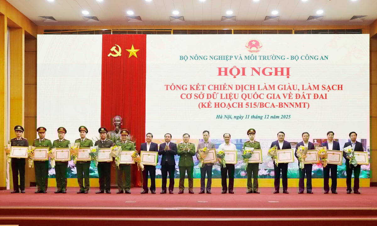 Bộ trưởng Trần Đức Thắng và Thượng tướng Nguyễn Văn Long trao Bằng khen cho các cá nhân có thành tích xuất sắc trong thực hiện phong trào thi đua làm giàu, làm sạch dữ liệu đất đai. Ảnh: Khương Trung. Bộ trưởng Trần Đức Thắng và Thượng tướng Nguyễn Văn Long trao Bằng khen cho các cá nhân có thành tích xuất sắc trong thực hiện phong trào thi đua làm giàu, làm sạch dữ liệu đất đai. Ảnh: Khương Trung.