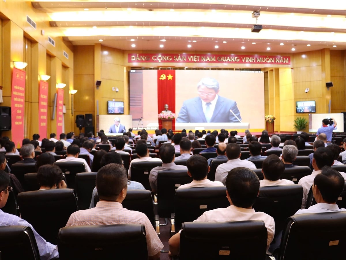 Quang cảnh tại điểm cầu trực tuyến của Đảng ủy Bộ Nông nghiệp và Môi trường. Ảnh: Nguyễn Thủy.