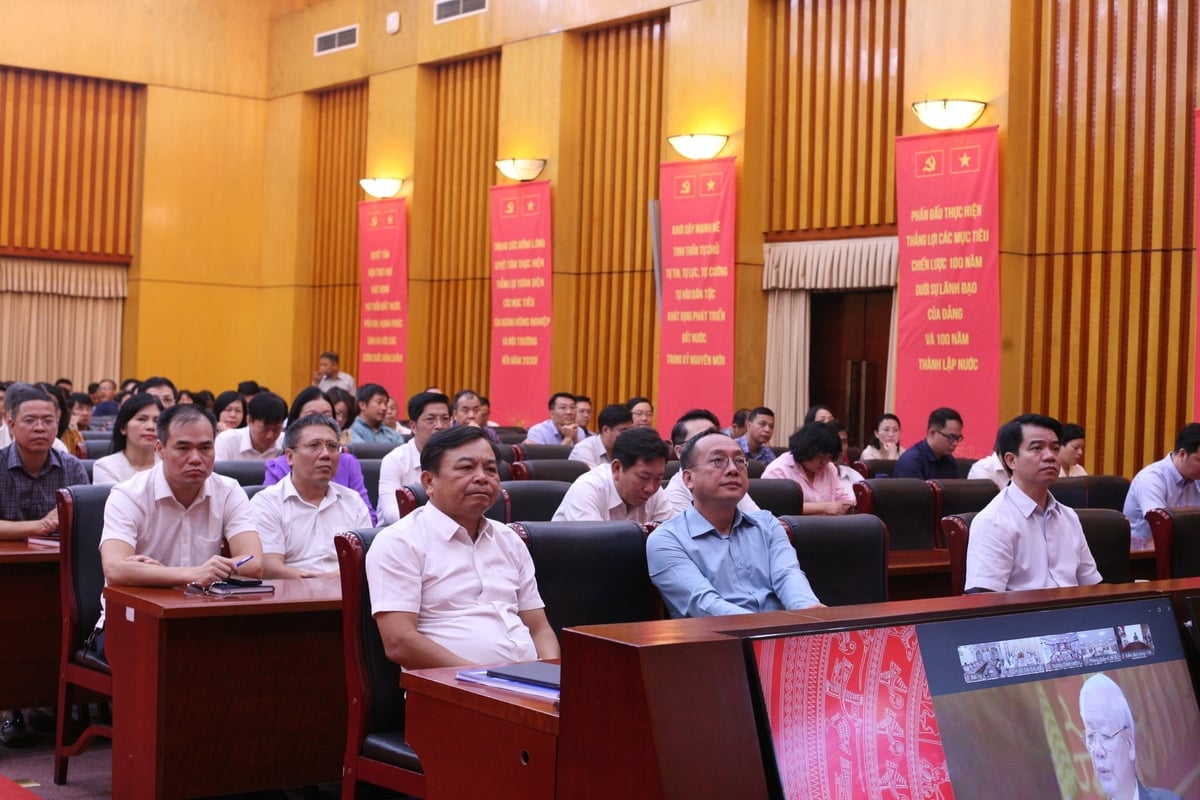 Điểm cầu chính tại Đảng ủy Bộ Nông nghiệp và Môi trường do Phó Bí thư Thường trực Đảng ủy, Thứ trưởng Nguyễn Hoàng Hiệp và đồng chí Ngô Hồng Giang, Phó Bí thư chuyên trách Đảng ủy Bộ chủ trì. Ảnh: Nguyễn Thủy.