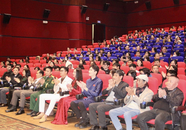 Khai mạc đợt phim Chào mừng thành công Đại hội Đảng lần thứ XIV, Kỷ niệm 96 năm Ngày thành lập Đảng Cộng sản Việt Nam - Ảnh 1. Khai mạc đợt phim Chào mừng thành công Đại hội Đảng lần thứ XIV, Kỷ niệm 96 năm Ngày thành lập Đảng Cộng sản Việt Nam - Ảnh 1.