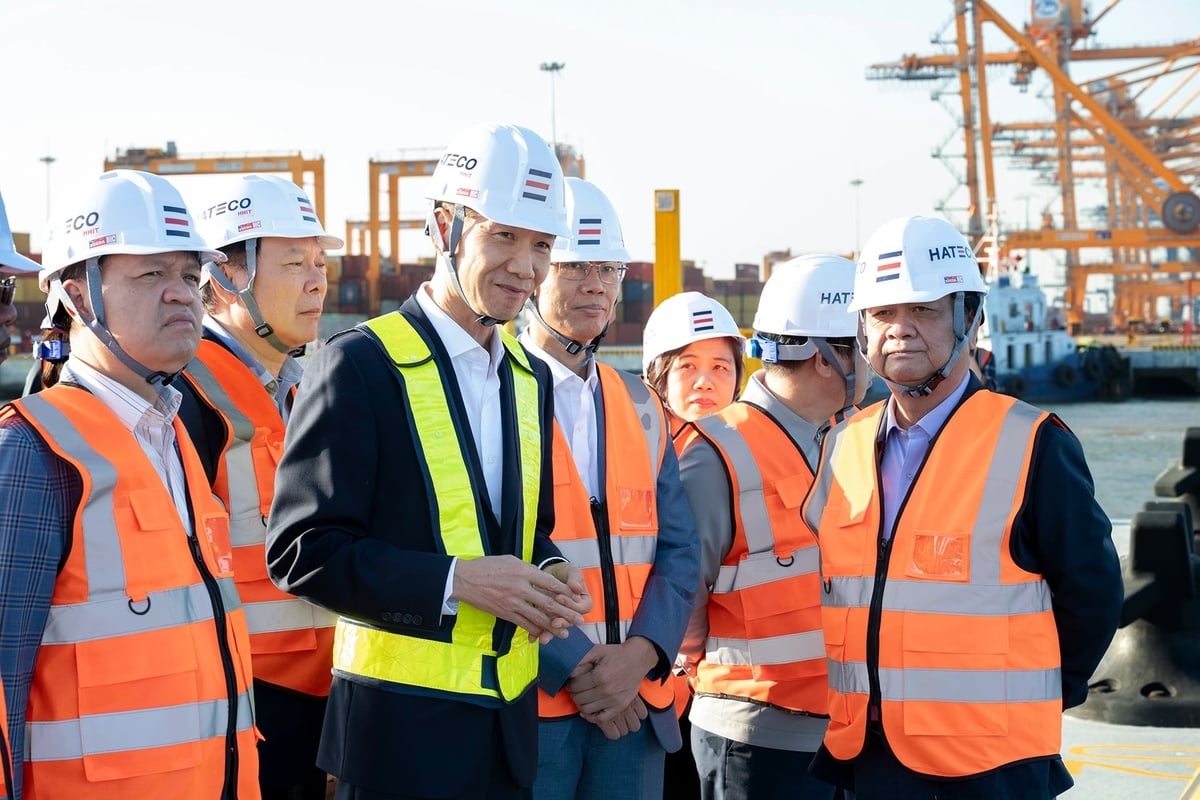 Phó Chủ tịch Quốc hội Lê Minh Hoan thăm mô hình cảng biển xanh, thông minh tại Hải Phòng chiều 29/11. Ảnh: Khương Trung.