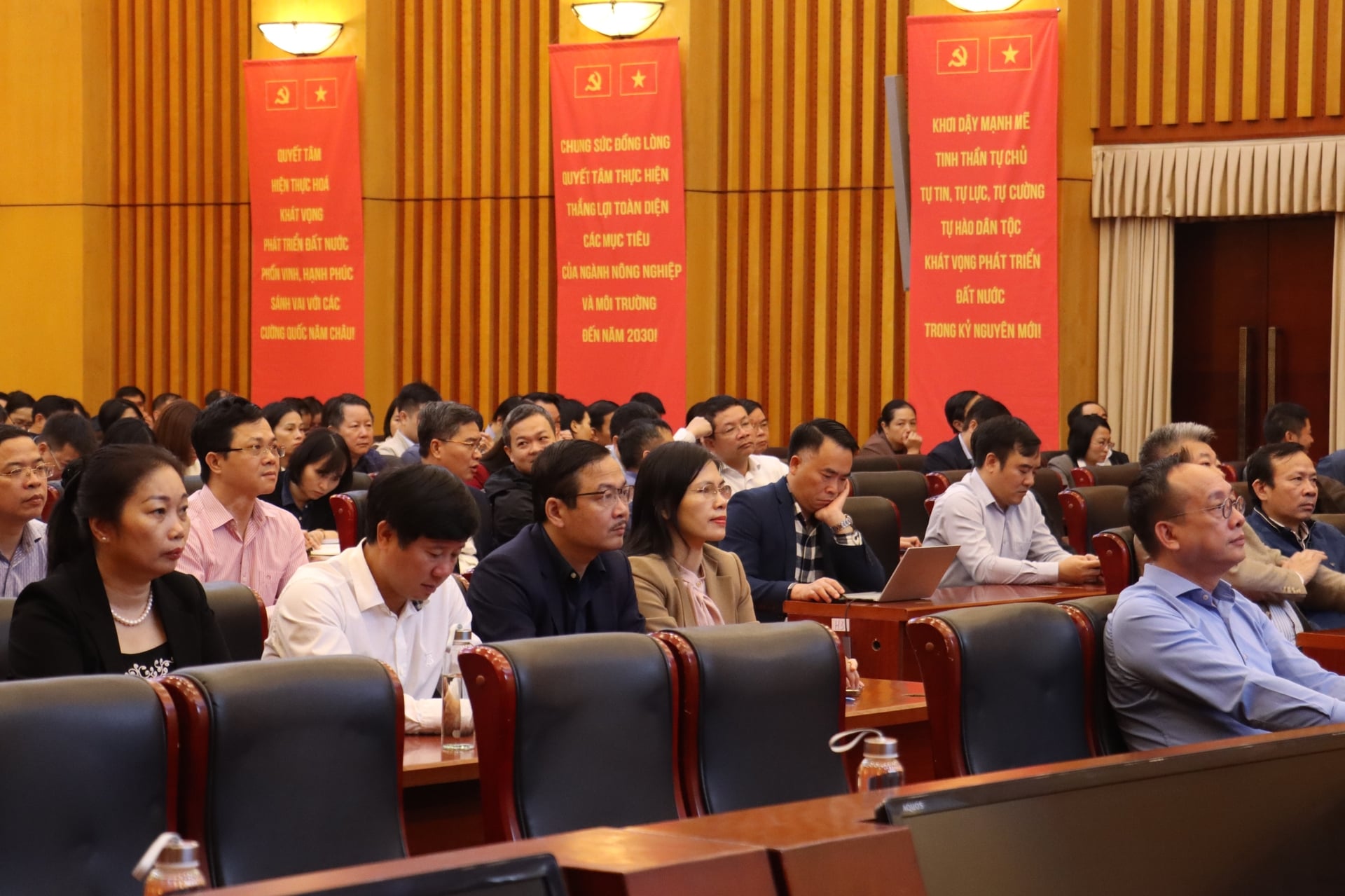 Các đại biểu tham dự tại điểm cầu Đảng ủy Bộ Nông nghiệp và Môi trường kết nối với điểm cầu Trung ương. Ảnh: Nguyễn Thủy. Các đại biểu tham dự tại điểm cầu Đảng ủy Bộ Nông nghiệp và Môi trường kết nối với điểm cầu Trung ương. Ảnh: Nguyễn Thủy.