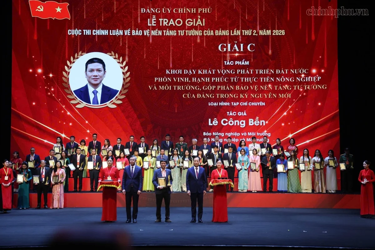 Nhà báo Lê Công Bền (Báo Nông nghiệp và Môi trường) nhận Giải C với tác phẩm 'Khơi dậy khát vọng phát triển đất nước phồn vinh, hạnh phúc từ thực tiễn nông nghiệp và môi trường, góp phần bảo vệ nền tảng tư tưởng của Đảng trong kỷ nguyên mới'. Ảnh: Chinhphu.vn.