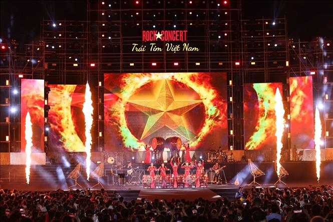 'Rock Concert - Trái tim Việt Nam' - tình yêu Tổ quốc thăng hoa cùng âm nhạc - Ảnh 1. 'Rock Concert - Trái tim Việt Nam' - tình yêu Tổ quốc thăng hoa cùng âm nhạc - Ảnh 1.