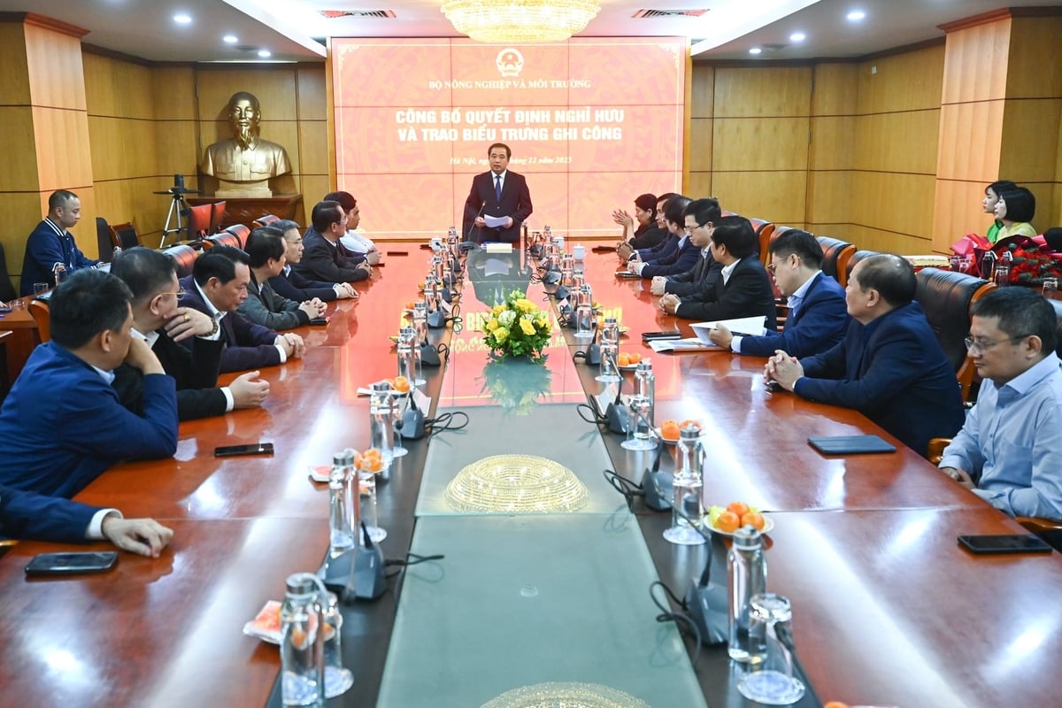 Bộ trưởng Trần Đức Thắng nhấn mạnh, đồng chí Trần Quý Kiên đã có 36 năm cống hiến trọn vẹn cho ngành Nông nghiệp và Môi trường qua các thời kỳ và luôn hoàn thành chức trách, nhiệm vụ được giao cũng như hoàn thành chức trách của người được lãnh đạo Bộ giao cho phụ trách các đơn vị trực thuộc. Ảnh: Tùng Đinh.