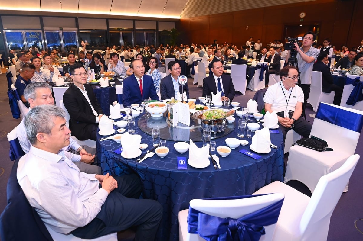 Hàng trăm đại biểu của hội nghị tham dự đêm Gala. Ảnh: Tùng Đinh.