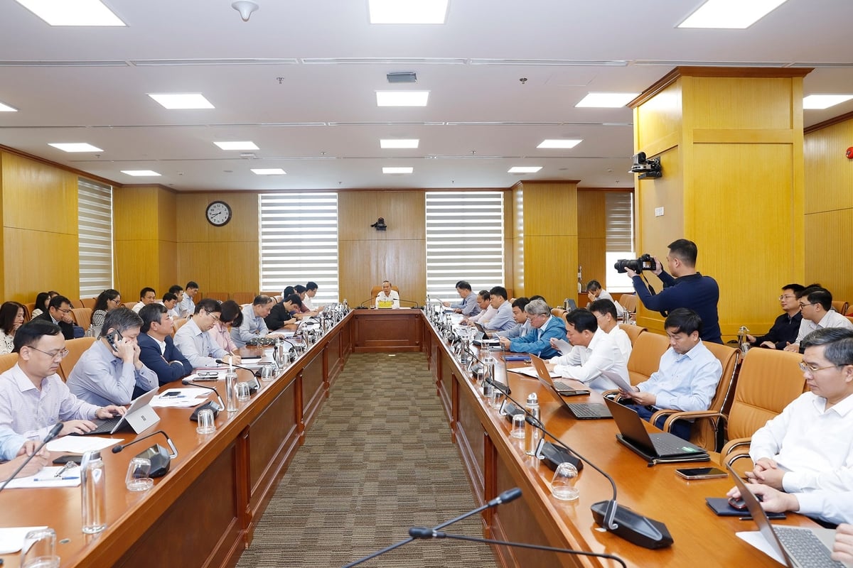 Thứ trưởng Phùng Đức Tiến, Phó Trưởng ban thường trực Ban Chỉ đạo của Bộ Nông nghiệp và Môi trường về phát triển khoa học, công nghệ, đổi mới sáng tạo, chuyển đổi số và Đề án 06 chủ trì Hội nghị. Ảnh: Khương Trung.