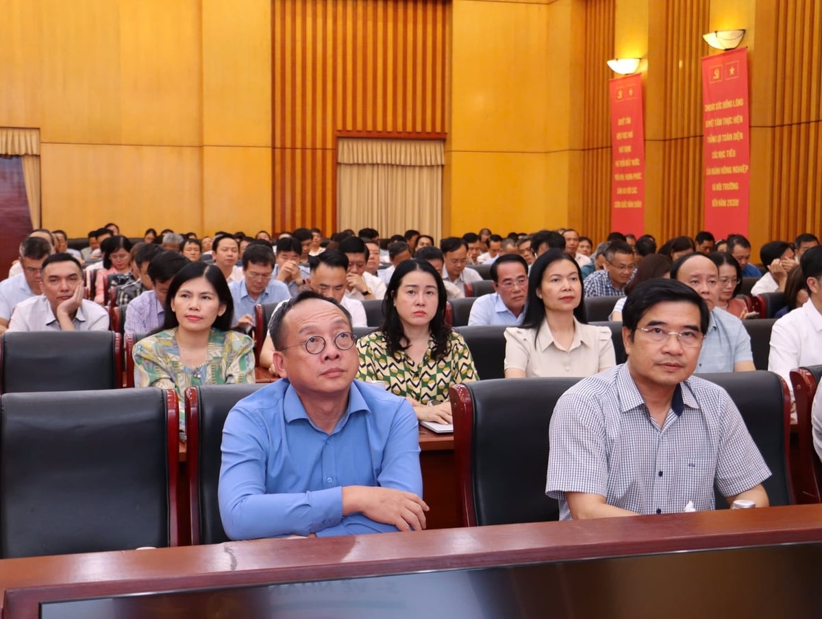 Phó Bí thư chuyên trách Đảng ủy Bộ Ngô Hồng Giang chủ trì Hội nghị tại điểm cầu trực tuyến của Đảng ủy Bộ Nông nghiệp và Môi trường. Ảnh: Nguyễn Thủy.
