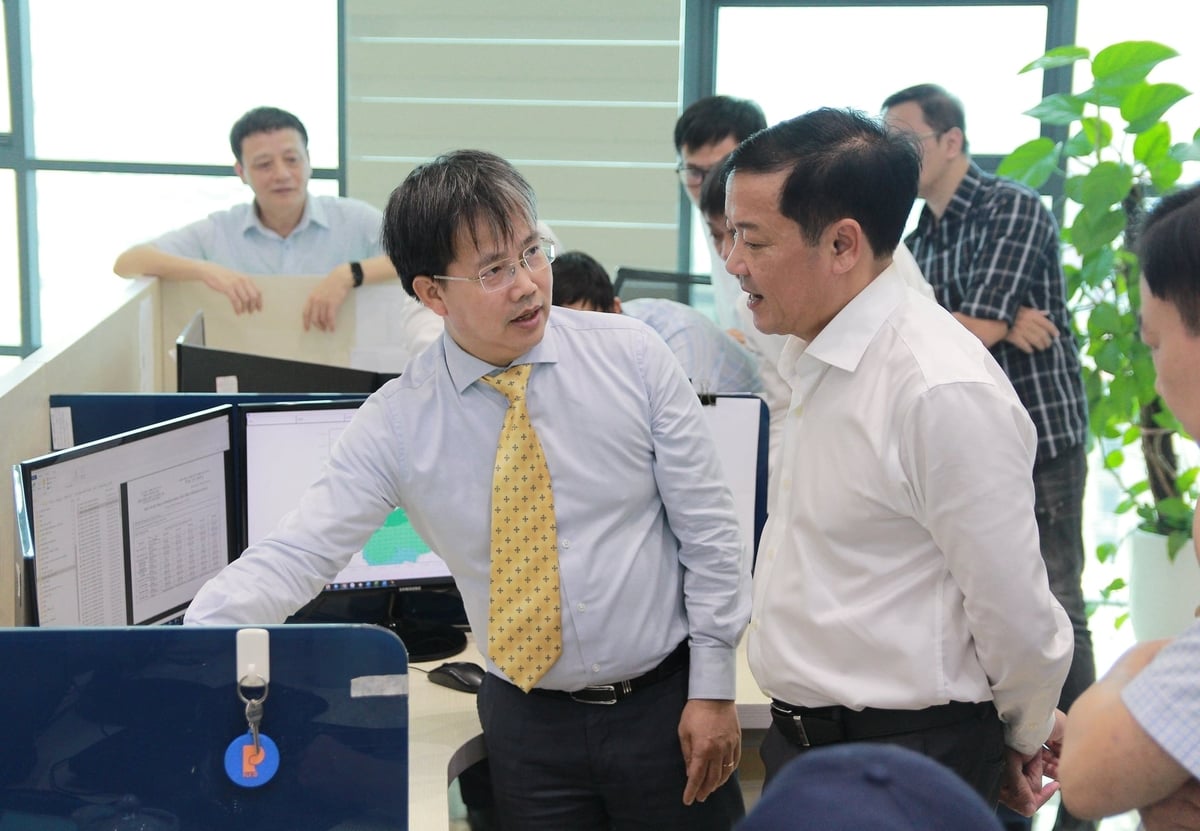 Thứ trưởng Lê Trọng Yên tham quan phòng tác nghiệp tại tầng 12 trụ sở Cục Khí tượng Thủy văn. Ảnh: Tiến Đức.