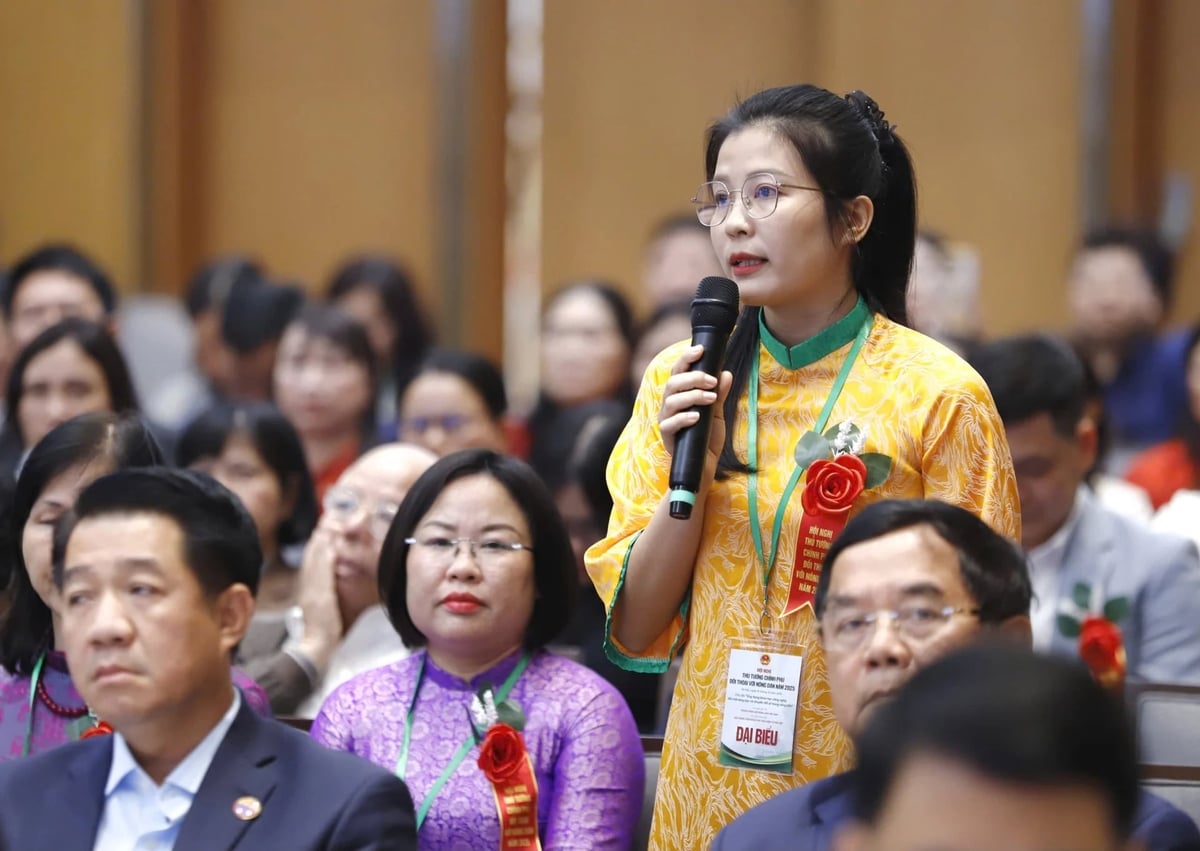 Nông dân xuất sắc Nguyễn Thị Trâm (tỉnh Bắc Ninh) đặt câu hỏi tại Hội nghị. Ảnh: Lê Hiếu. Nông dân xuất sắc Nguyễn Thị Trâm (tỉnh Bắc Ninh) đặt câu hỏi tại Hội nghị. Ảnh: Lê Hiếu.