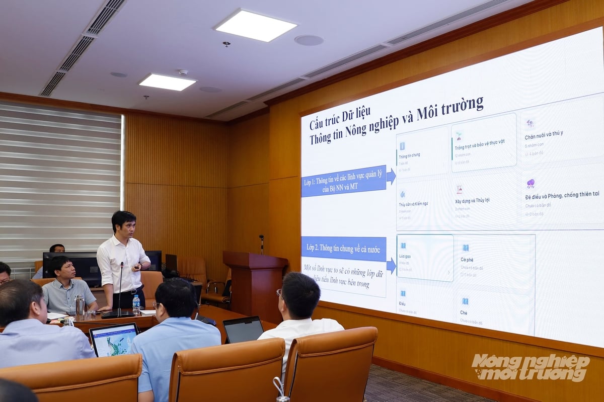 Ông Nguyễn Công Thắng, Viện trưởng Viện Chiến lược và Môi trường Bộ Nông nghiệp và Môi trường báo cáo tại cuộc họp. Ảnh: Khương Trung.