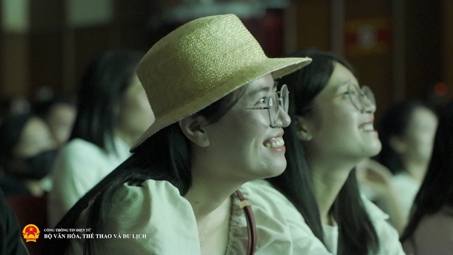 Hành trình đi tìm cội nguồn trong "Chân trời rực rỡ" khiến khán phòng lặng đi vì xúc động - Ảnh 11. Hành trình đi tìm cội nguồn trong "Chân trời rực rỡ" khiến khán phòng lặng đi vì xúc động - Ảnh 11.