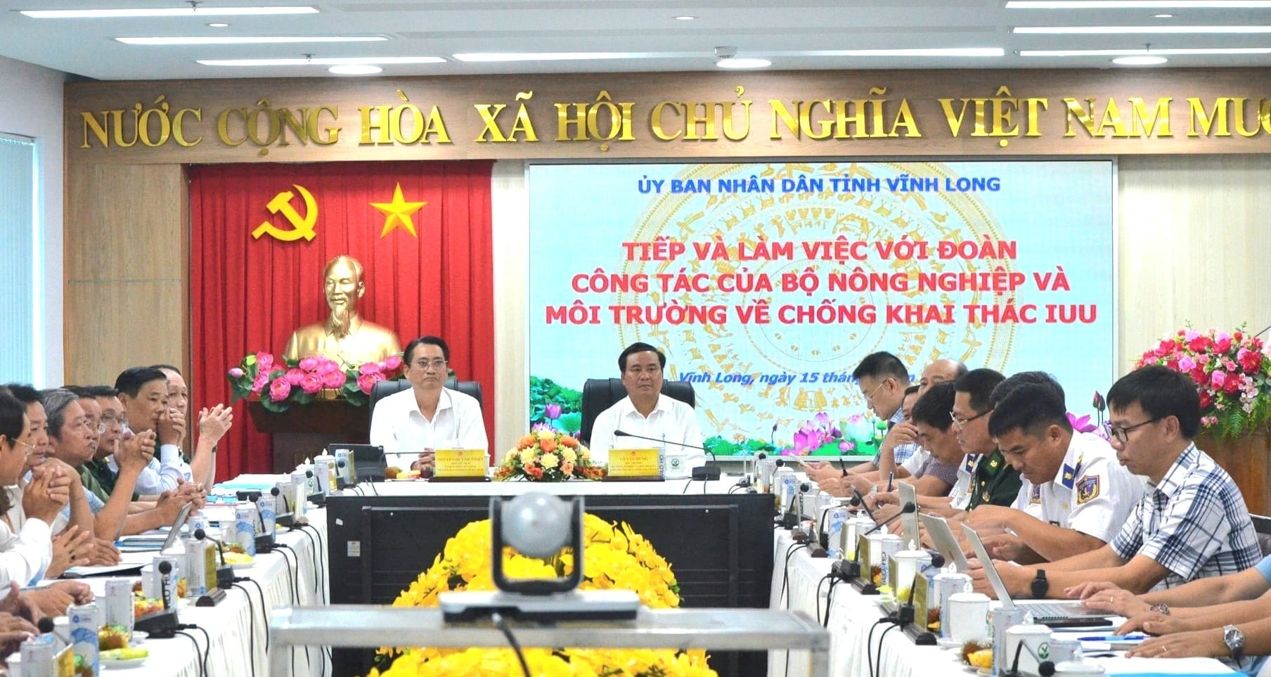 Đoàn công tác của Bộ Nông nghiệp và Môi trường làm việc với tỉnh Vĩnh Long về công tác phòng chống khai thác IUU sáng 15/9. Ảnh: Minh Đảm.
