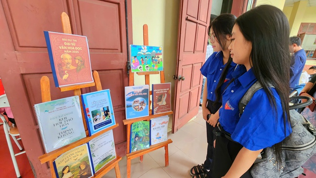 TP Huế: Hơn 19.700 bài tham dự Cuộc thi Đại sứ Văn hóa đọc năm 2025 - Ảnh 1. TP Huế: Hơn 19.700 bài tham dự Cuộc thi Đại sứ Văn hóa đọc năm 2025 - Ảnh 1.