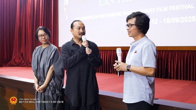 Hành trình đi tìm cội nguồn trong "Chân trời rực rỡ" khiến khán phòng lặng đi vì xúc động - Ảnh 8. Hành trình đi tìm cội nguồn trong "Chân trời rực rỡ" khiến khán phòng lặng đi vì xúc động - Ảnh 8.