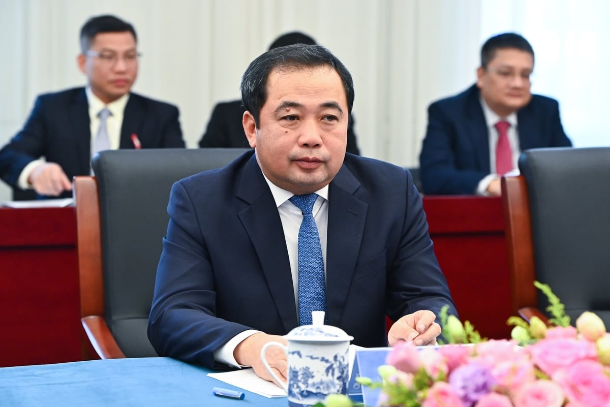 Bộ trưởng Trần Đức Thắng đánh giá cao các chia sẻ chi tiết từ phía Bộ Sinh thái và Môi trường Trung Quốc. Ảnh: Tùng Đinh.