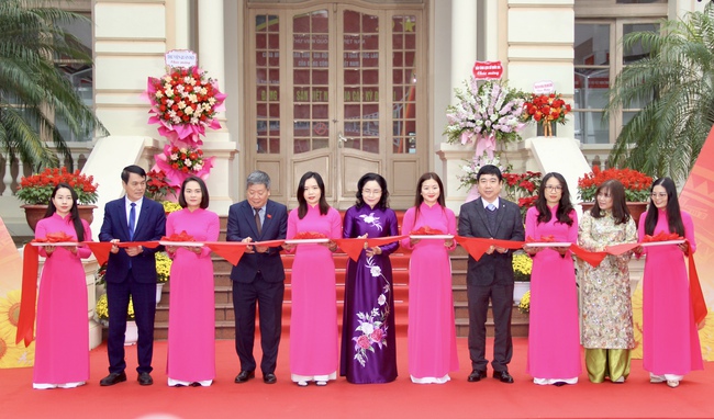 Khai mạc Triển l&atilde;m tư liệu &ldquo;Đảng Cộng sản Việt Nam qua c&aacute;c kỳ Đại hội&rdquo; - Ảnh 1.