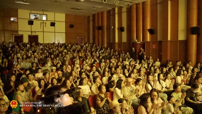 Hành trình đi tìm cội nguồn trong "Chân trời rực rỡ" khiến khán phòng lặng đi vì xúc động - Ảnh 3. Hành trình đi tìm cội nguồn trong "Chân trời rực rỡ" khiến khán phòng lặng đi vì xúc động - Ảnh 3.