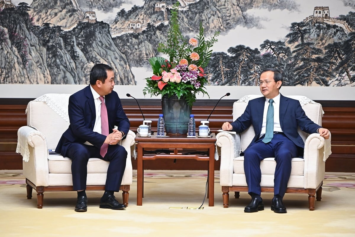 Bộ trưởng Trần Đức Thắng trao đổi với Thị trưởng thành phố Bắc Kinh Ân Dũng về kinh nghiệm xử lý ô nhiễm không khí chiều 27/11. Ảnh: Tùng Đinh.