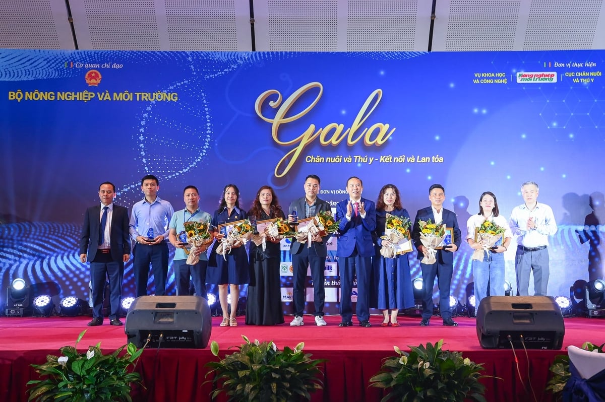 Các nhà tài trợ được vinh danh tại đêm Gala. Ảnh: Tùng Đinh.