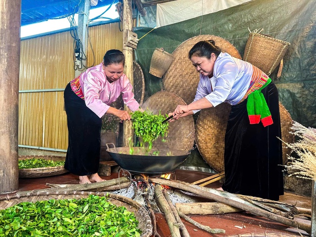 Giữ lửa nghề xao chè bằng tay của người Mường Long Cốc, hành trình làm chè sạch gắn với bảo tồn văn hóa và phát triển du lịch bền vững - Ảnh 2. Giữ lửa nghề xao chè bằng tay của người Mường Long Cốc, hành trình làm chè sạch gắn với bảo tồn văn hóa và phát triển du lịch bền vững - Ảnh 2.