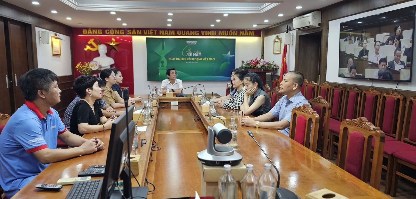 Đảng ủy Báo Nông nghiệp và Môi trường tại điểm cầu trụ sở Ngô Quyền. Ảnh: Tiến Dũng.