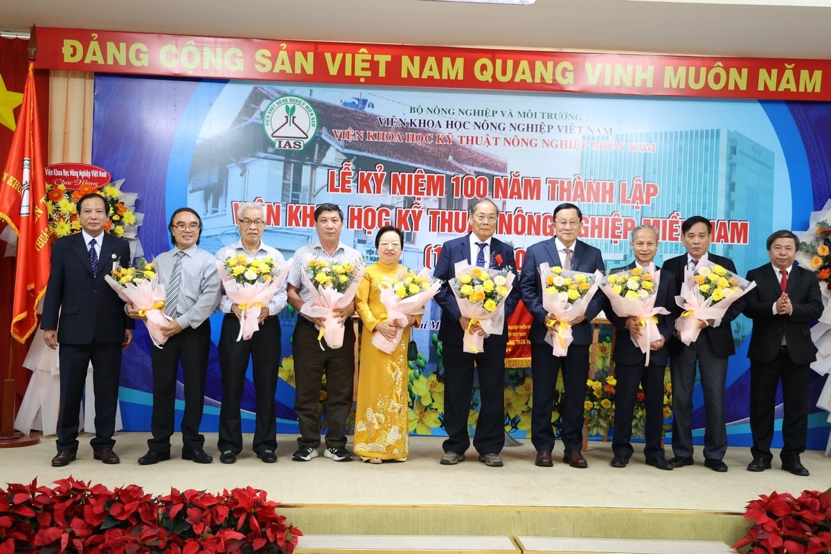 Viện KHKTNNMN cũng tổ chức tri ân các thế hệ lãnh đạo qua các thời kỳ. Ảnh: Minh Sáng.