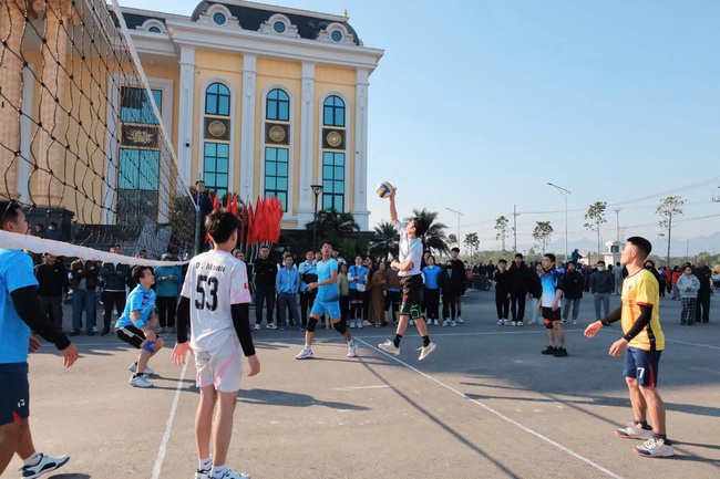 Ninh Bình: Quan tâm đầu tư hệ thống thiết chế văn hóa-thể thao, đáp ứng nhu cầu sinh hoạt văn hóa lành mạnh của người dân - Ảnh 1.