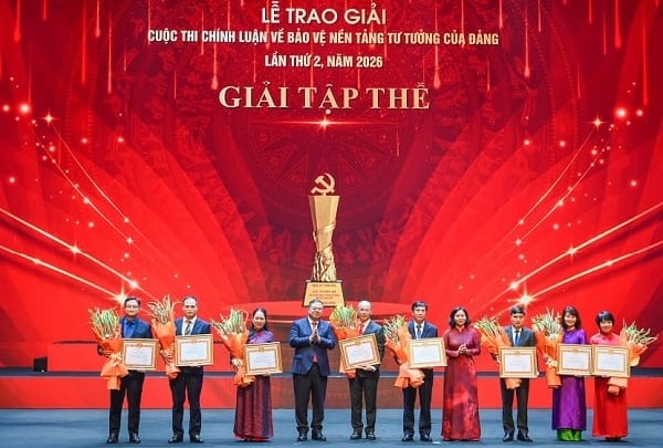 Đồng chí Phan Thành Công, Ủy viên Ban chấp hành, Phó trưởng Ban Tuyên giáo và Dân vận Đảng ủy Bộ Nông nghiệp và Môi trường (thứ hai từ trái sang) vinh dự nhận bằng khen của Ban Thường vụ Đảng ủy Chính phủ cho thành tích xuất sắc trong công tác tổ chức, triển khai cuộc thi bảo vệ nền tảng tư tưởng của Đảng. Ảnh: Thùy Linh.