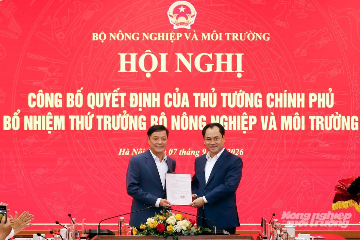 Bộ trưởng Trịnh Việt Hùng thừa ủy quyền của Thủ tướng Chính phủ trao Quyết định của Thủ tướng Chính phủ điều động, bổ nhiệm đồng chí Lê Trọng Yên, Phó Chủ tịch Thường trực UBND tỉnh Lâm Đồng, giữ chức Thứ trưởng Bộ Nông nghiệp và Môi trường. Ảnh: Khương Trung.