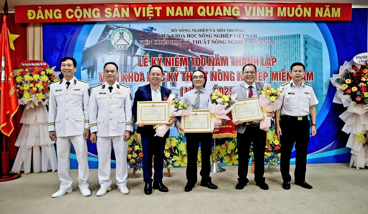 Bộ Tư lệnh Hải quân trao Bằng khen cho tập thể, cá nhân thuộc Viện và Nhà báo Minh Sáng (Báo Nông nghiệp và Môi trường) tại sự kiện Lễ kỷ niệm 100 năm thành lập Viện KHKTNNMN và đón nhận Huân chương Lao động hạng Nhất. Ảnh: Mạnh Linh.