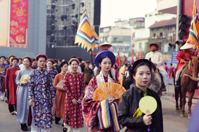 Rực rỡ đoàn rước Việt phục “Bách Hoa Hỷ Sự” tại không gian phố đi bộ Hồ Hoàn Kiếm - Ảnh 11. Rực rỡ đoàn rước Việt phục “Bách Hoa Hỷ Sự” tại không gian phố đi bộ Hồ Hoàn Kiếm - Ảnh 11.