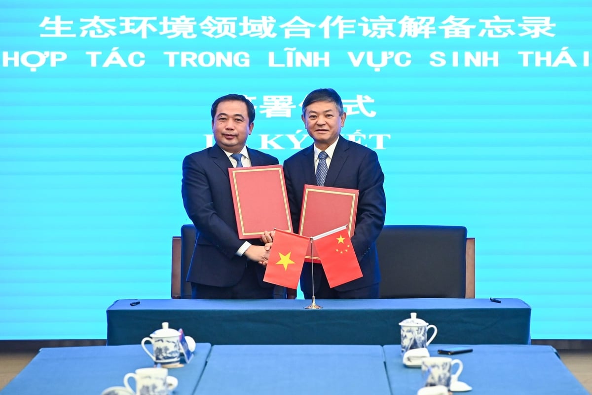 Bộ trưởng Trần Đức Thắng và Bộ trưởng Hoàng Nhuận Thu ký MoU về Hợp tác trong các lĩnh vực sinh thái và môi trường. Ảnh: Tùng Đinh.