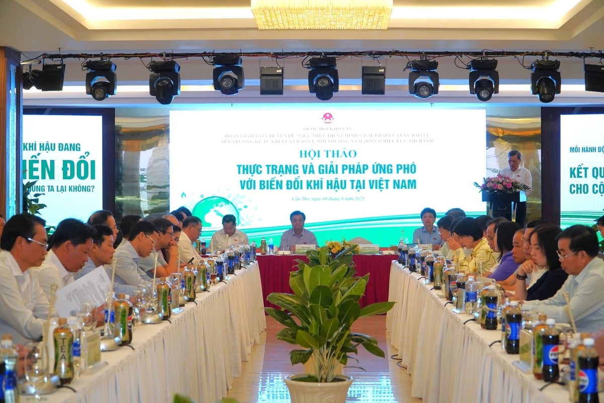 Hội thảo 'Thực trạng và giải pháp ứng phó với biến đổi khí hậu tại Việt Nam' là cầu nối quan trọng để các chuyên gia, nhà quản lý, đại biểu Quốc hội chia sẻ những ý tưởng sáng tạo, kinh nghiệm thực tiễn phục vụ cho hoạt động giám sát của Quốc hội. Ảnh: Kim Anh. Hội thảo 'Thực trạng và giải pháp ứng phó với biến đổi khí hậu tại Việt Nam' là cầu nối quan trọng để các chuyên gia, nhà quản lý, đại biểu Quốc hội chia sẻ những ý tưởng sáng tạo, kinh nghiệm thực tiễn phục vụ cho hoạt động giám sát của Quốc hội. Ảnh: Kim Anh.