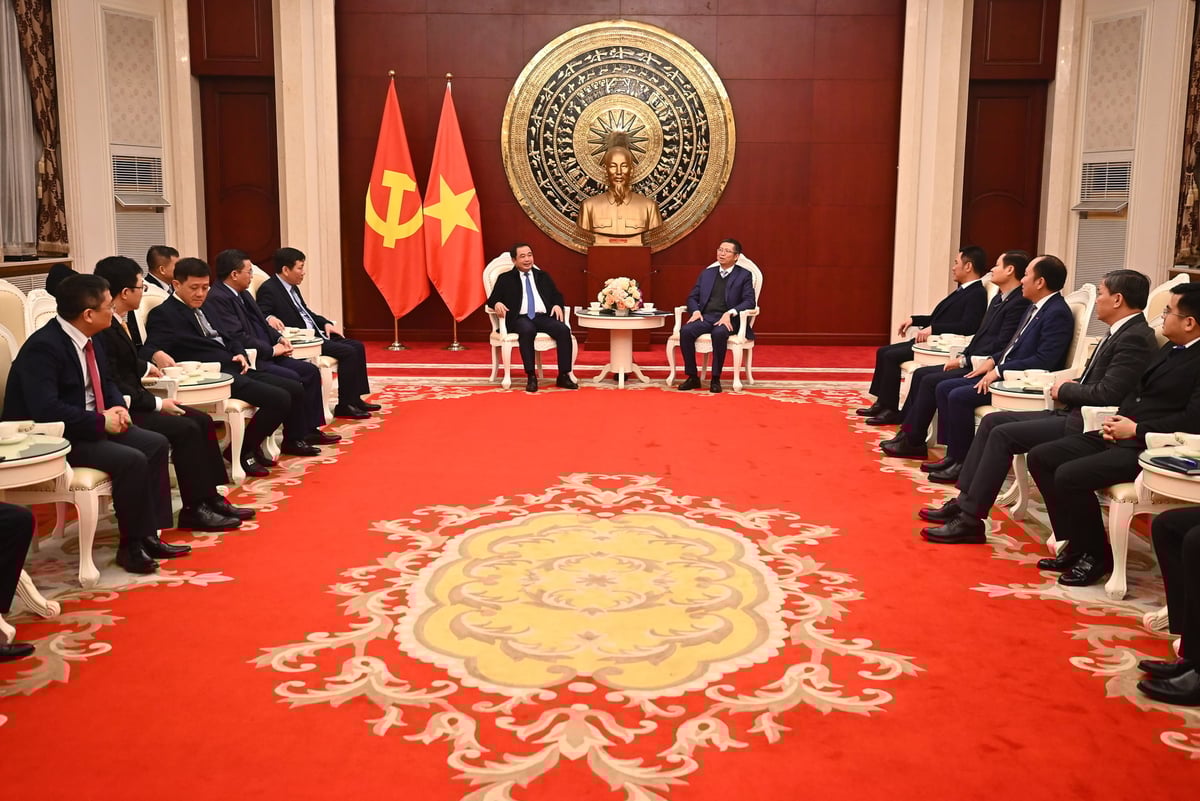 Bộ trưởng Trần Đức Thắng cùng đoàn công tác Bộ Nông nghiệp và Môi trường làm việc với Đại sứ quán Việt Nam tại Trung Quốc chiều 26/11. Ảnh: Tùng Đinh.