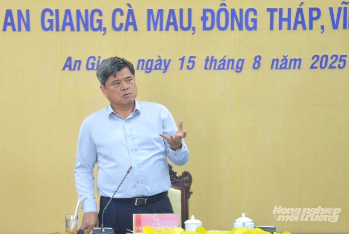 Thứ trưởng Trần Thanh Nam gợi ý cần nghiên cứu tổ chức các trạm chuyên môn liên xã để tăng cường cán bộ chuyên ngành về lĩnh vực nông nghiệp và môi trường hỗ trợ cho cấp xã. Ảnh: Trung Chánh. Thứ trưởng Trần Thanh Nam gợi ý cần nghiên cứu tổ chức các trạm chuyên môn liên xã để tăng cường cán bộ chuyên ngành về lĩnh vực nông nghiệp và môi trường hỗ trợ cho cấp xã. Ảnh: Trung Chánh.