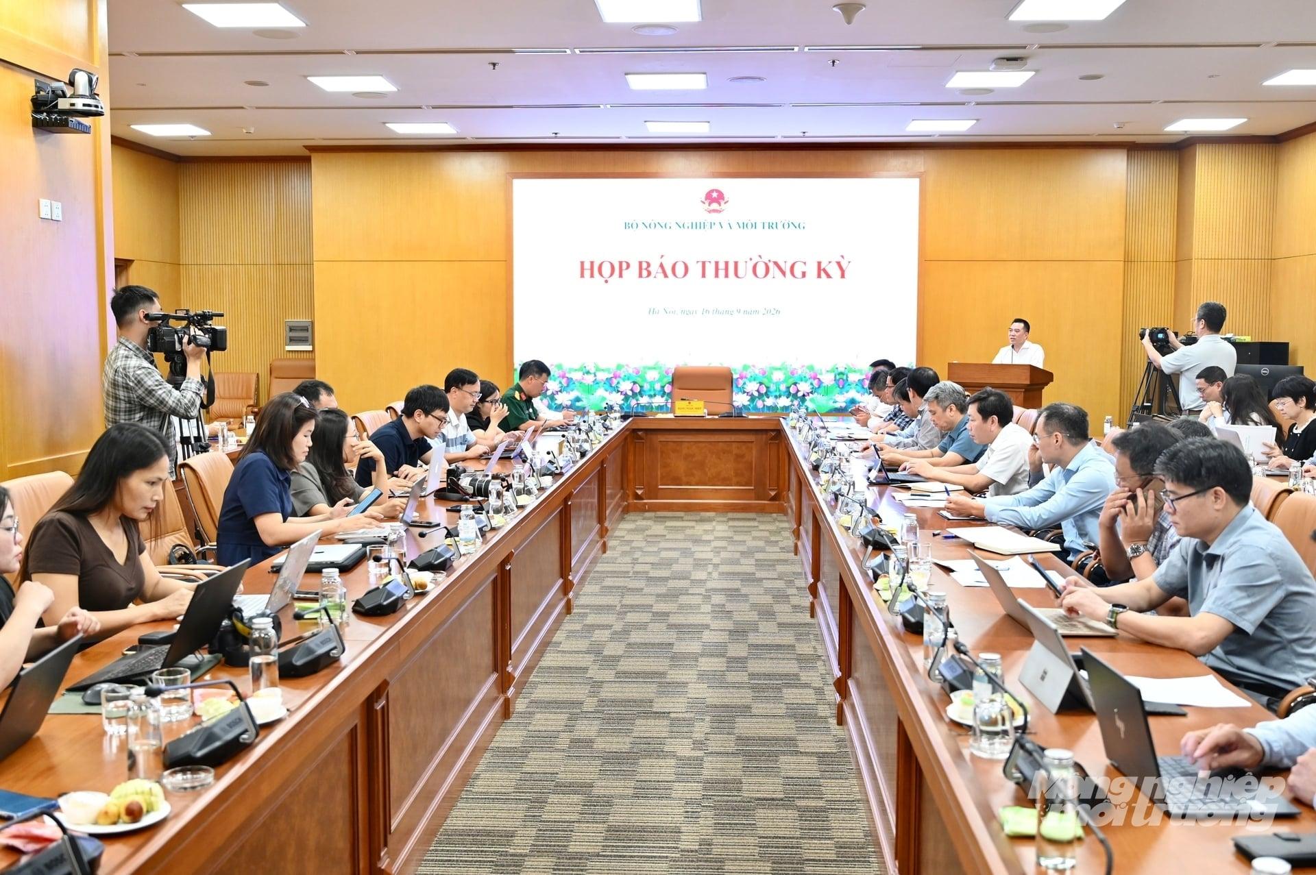 Họp báo thường kỳ tình hình sản xuất tháng 8/2026 và 8 tháng đầu năm tại trụ sở Bộ Nông nghiệp và Môi trường. Ảnh: Kiều Chi.