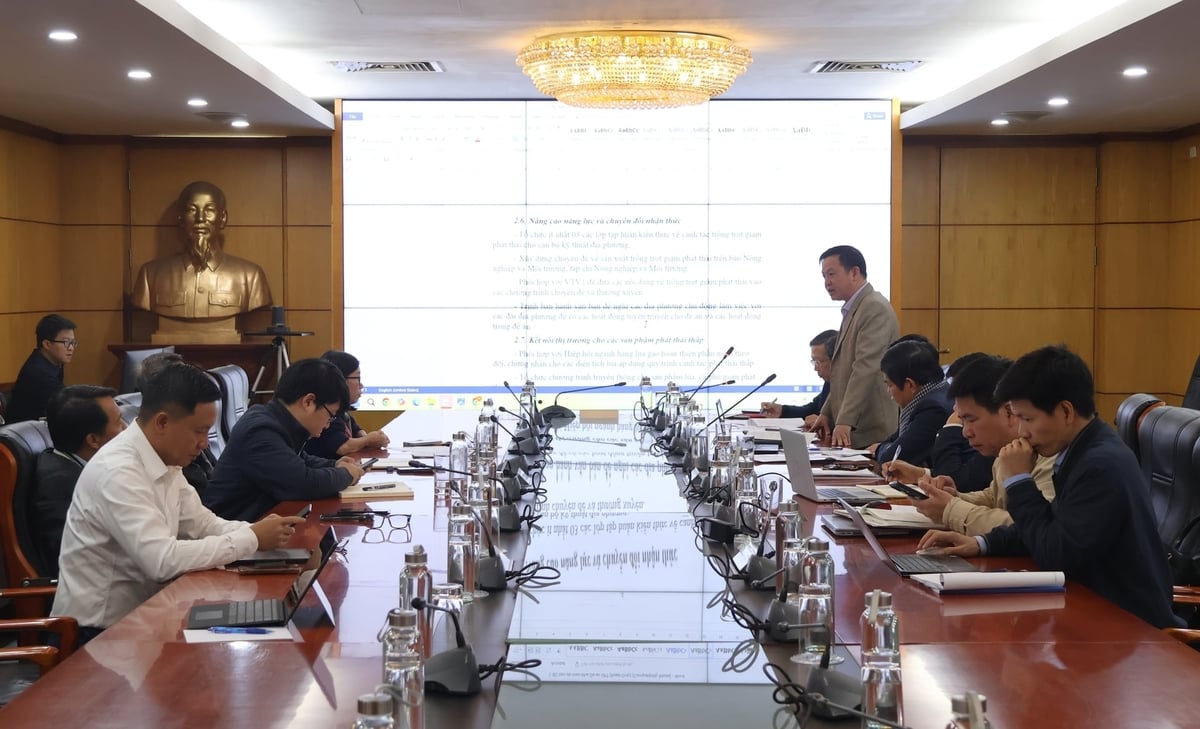 Đại diện c&aacute;c đơn vị trực thuộc Bộ tham dự cuộc họp. Ảnh: Trung Nguy&ecirc;n.