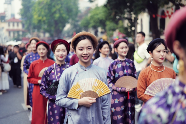 Rực rỡ đoàn rước Việt phục “Bách Hoa Hỷ Sự” tại không gian phố đi bộ Hồ Hoàn Kiếm - Ảnh 8. Rực rỡ đoàn rước Việt phục “Bách Hoa Hỷ Sự” tại không gian phố đi bộ Hồ Hoàn Kiếm - Ảnh 8.