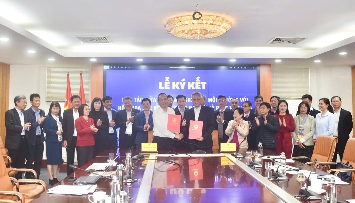 Bộ Nông nghiệp và Môi trường ký kết hợp tác với Hội Khoa học Kinh tế Nông nghiệp và Phát triển nông thôn Việt Nam giai đoạn mới. Ảnh: Nguyễn Thủy.