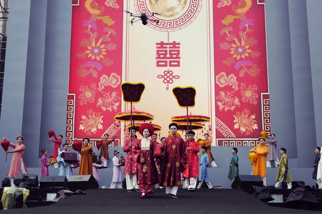 Rực rỡ đoàn rước Việt phục “Bách Hoa Hỷ Sự” tại không gian phố đi bộ Hồ Hoàn Kiếm - Ảnh 1. Rực rỡ đoàn rước Việt phục “Bách Hoa Hỷ Sự” tại không gian phố đi bộ Hồ Hoàn Kiếm - Ảnh 1.