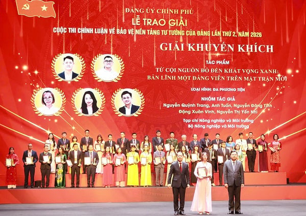 Nhà báo Nguyễn Quỳnh Trang (Tạp chí Nông nghiệp và Môi trường) đại diện nhóm tác giả nhận giải khuyến khích với tác phẩm Từ cội nguồn đỏ đến khát vọng xanh: Bản lĩnh một đảng viên trên mặt trận mới. Ảnh: Liên Huyền.