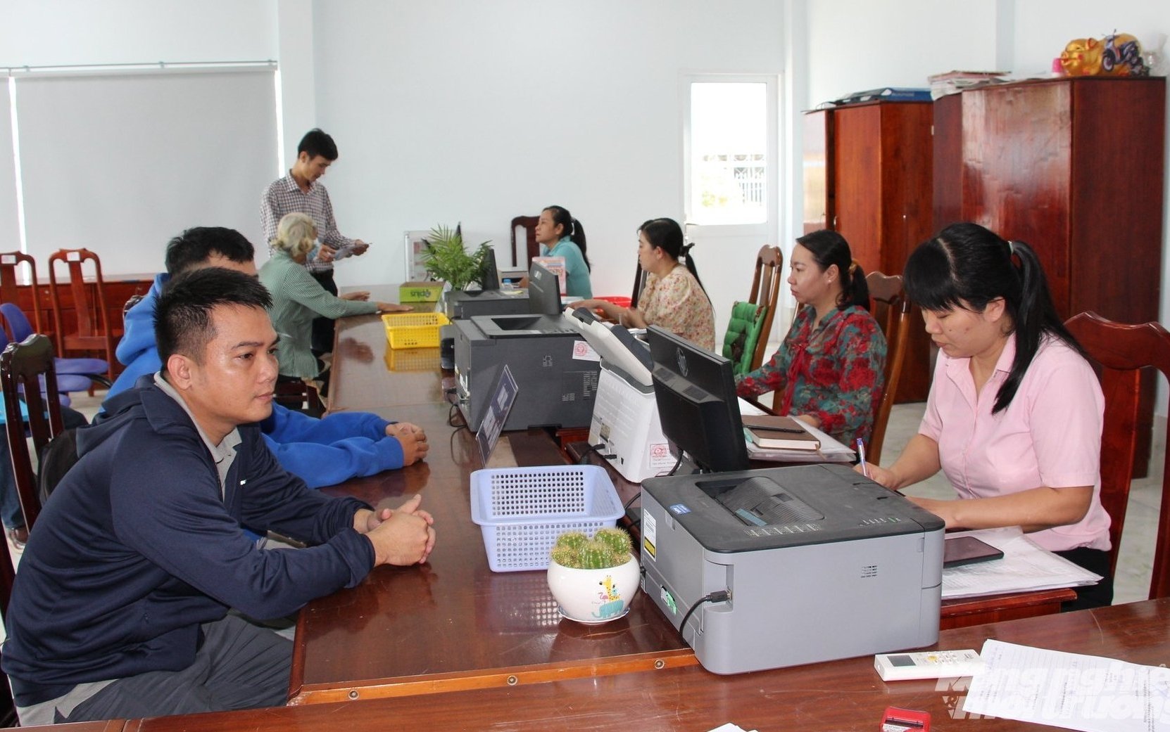 Tại các tỉnh, thành vùng ĐBSCL, công chức lĩnh vực nông nghiệp và môi trường thuộc phòng Kinh tế cấp xã đang bị quá tải do khối lượng công việc, hồ sơ cần giải quyết tăng cao. Ảnh: Trung Chánh. Tại các tỉnh, thành vùng ĐBSCL, công chức lĩnh vực nông nghiệp và môi trường thuộc phòng Kinh tế cấp xã đang bị quá tải do khối lượng công việc, hồ sơ cần giải quyết tăng cao. Ảnh: Trung Chánh.