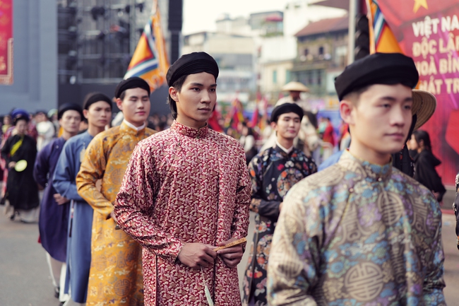 Rực rỡ đoàn rước Việt phục “Bách Hoa Hỷ Sự” tại không gian phố đi bộ Hồ Hoàn Kiếm - Ảnh 7. Rực rỡ đoàn rước Việt phục “Bách Hoa Hỷ Sự” tại không gian phố đi bộ Hồ Hoàn Kiếm - Ảnh 7.